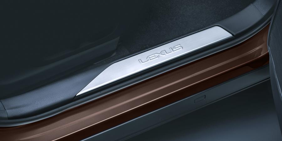 Детали интерьера Lexus UX250h Brown Edition 2020 года  (JP) (фото 2 из 2)